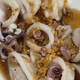 กระเทียมปลาหมึก(กับข้าว)