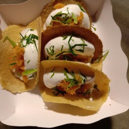 8 ชิ้น ไส้เค็มล้วน  โรยใบมะกรูด