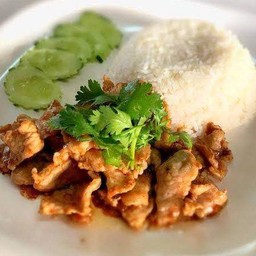 ข้าวไก่ทอดกระเทียมพริกไทย