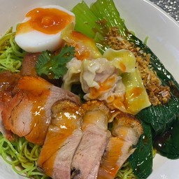 บะหมี่  หมูกรอบล้วน  เกี้ยว ไข่ต้ม แห้ง