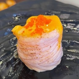 แซลมอนเบิร์นพันข้าวซอสสไปซี่