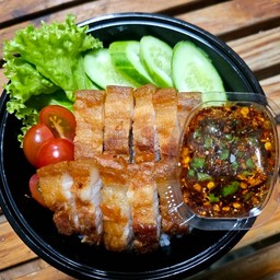 ข้าวหน้าสามชั้นทอดจิ้มแจ่ว