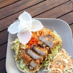 มาม่าผัดหมูกรอบ