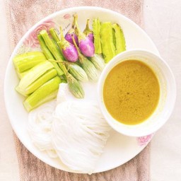 ขนมจีนน้ำยากะทิพร้อมผัก ไข่ต้ม