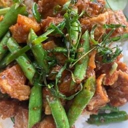 ข้าวผัดพริกแกงหมูกรอบ