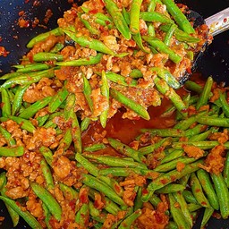 เนื้อสับผัดพริกแกง