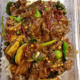 ข้าวผัดเผ็ดเนื้อ