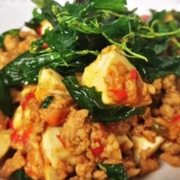 ผัดกะเพราหมูสับไข่เค็ม