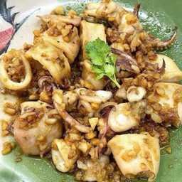 ปลาหมึกผัดกระเทียมพริกไทยดำ