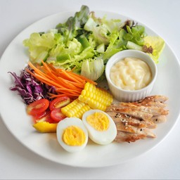 สลัดอกไก่ย่าง ไข่ต้ม ผักไฮโดโปรนิกส์