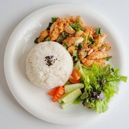 ข้าวหน้ายำไก่วีนแซ่บ