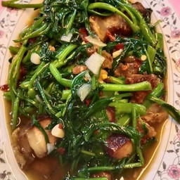 ผัดผักบุ้งหมูกรอบ