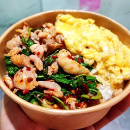 ข้าวกระเพราไก่ ไข่ข้น