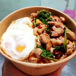 ข้าวกระเพราไก่ ไข่ดาว