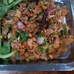 ยำแหนมคลุกข้าวทอด