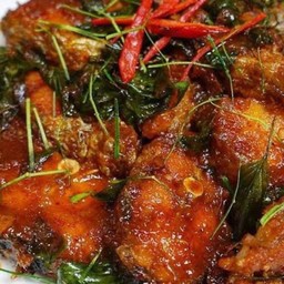 พริกแกงปลาดุกราดข้าว