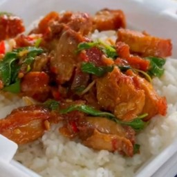 พริกแกงหมูกรอบราดข้าว