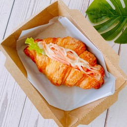 ครัวซองท์เนยสด ปูอัดไข่กุ้ง