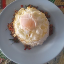 ข้าวกระเพราะหมูสับไข่ดาว