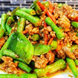 หมูสับผัดพริกแกง