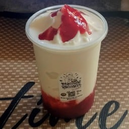 นมหมีปั่นซอสสตอเบอรี่โฮมเมด