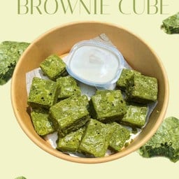 บราวนี่คิวบ์ (มัทฉะฉ่ำๆ) และ ครีมสด