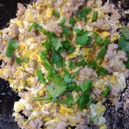 แหนมส้มหมูคั่วไข่