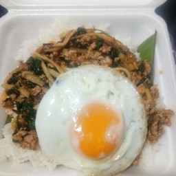 กระเพราพริกแกงหน่อไม้หมูสับไข่ดาว