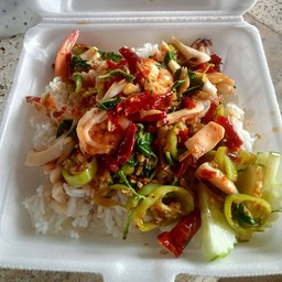 ข้าวราดผัดกระเพราทะเล