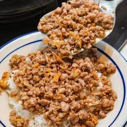 ผัดกระเทียมราดข้าว