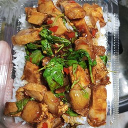 กระเพราหมูกรอบราดข้าว