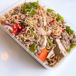 ยำมาม่าหมูสับ ไส้กรอก หมูยอ