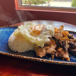ข้าวหน้าหมูผัดเห็ดหอม