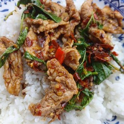 กระเพราหมูชิ้น (ราดข้าว)