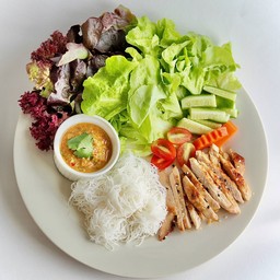 เมี่ยง อกไก่ย่าง กินกับผักไฮโดรโปรนิกซ์