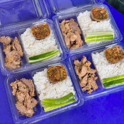 ข้าวหมูย่าง-ข้าวเนื้อย่าง ฟ้าประทาน (น้ำจิ้มสะแด่ว)