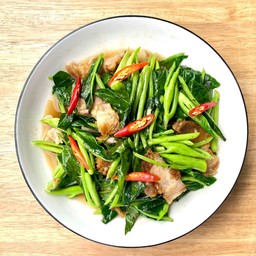 ผัดคะน้าหมูกรอบ