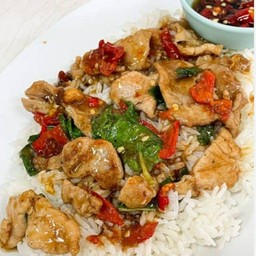 กระเพราหมูชิ้นราดข้าว