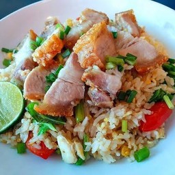 ข้าวผัดไข่ใส่หมูกรอบ