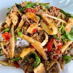 ข้าวราดกะเพราเนื้อสับหน่อไม้ดอง