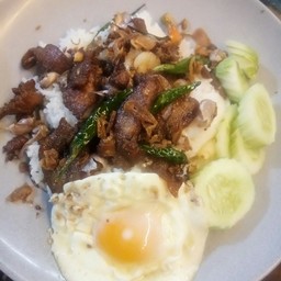 ข้าวหมูทอดกระเทียมพริกสดไข่ดาว