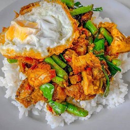 ข้าวผัดพริกแกง