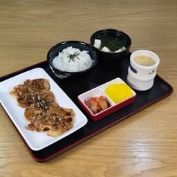 เซ็ต หมูย่างยากินิกุ (ข้าว+ซุปมิโซะ+ไข่ตุ๋น+กิมจิ)