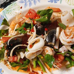 ยำทะเลไข่เยี่ยวม้า