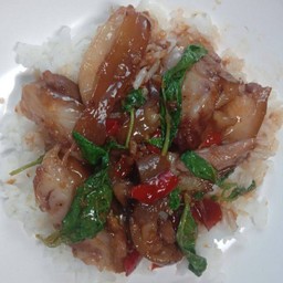 ข้าวกะเพราขาหมูตุ๋น