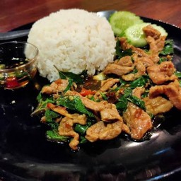 หมูชิ้นผัดกระเพราข้าวราด