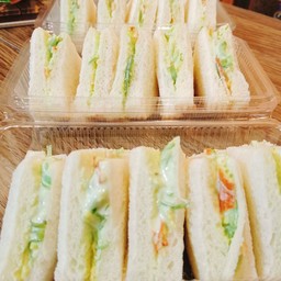 แซนวิช ปูอัด-สาหร่าย-ไข่กุ้ง