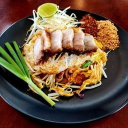 ผัดไทยหมูกรอบ