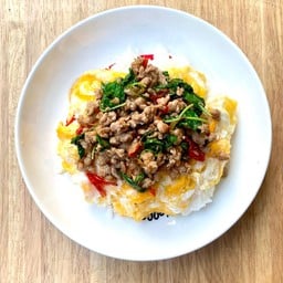 ข้าวไข่ขยี้กระเพราหมูสับ