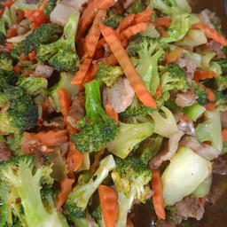 ผัดผักรวมหมูสามชั้น